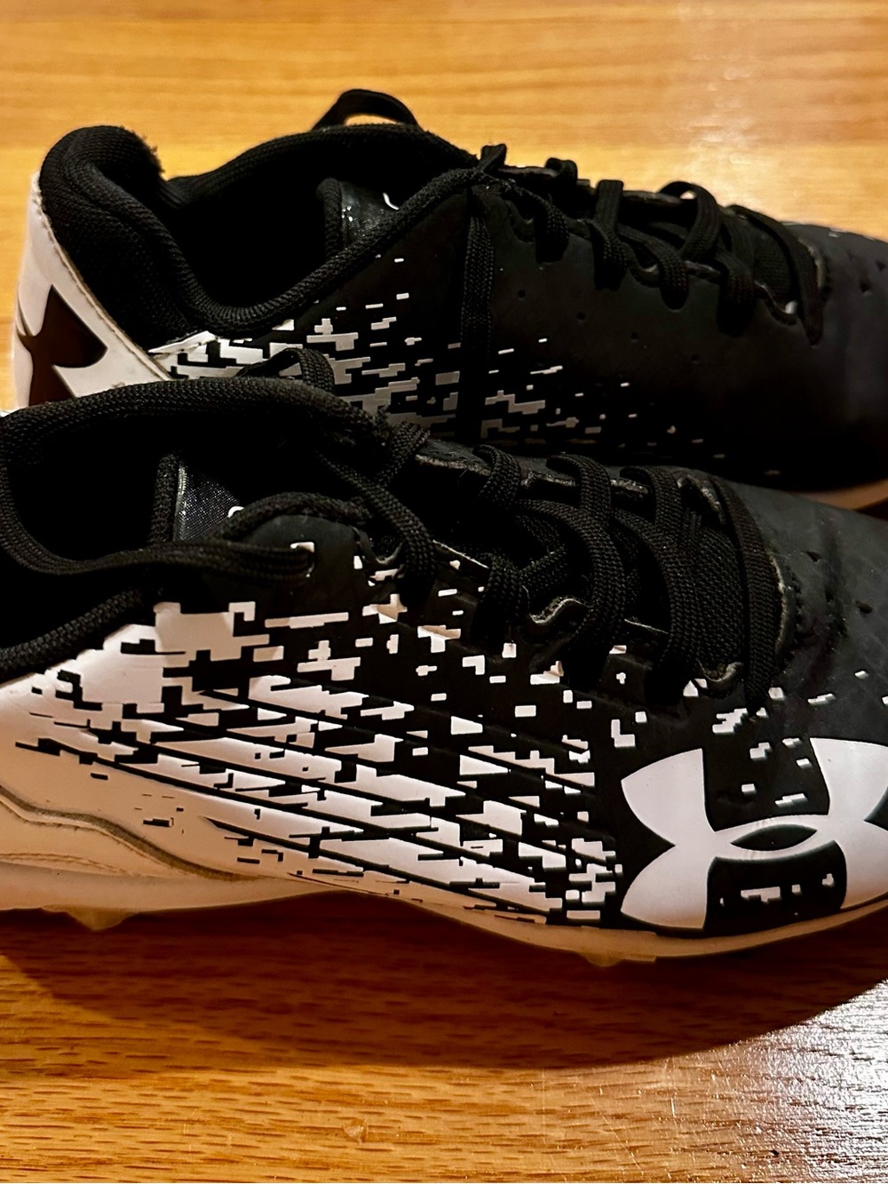 Under Armour Jr. Baseball Cleats, size 2Y